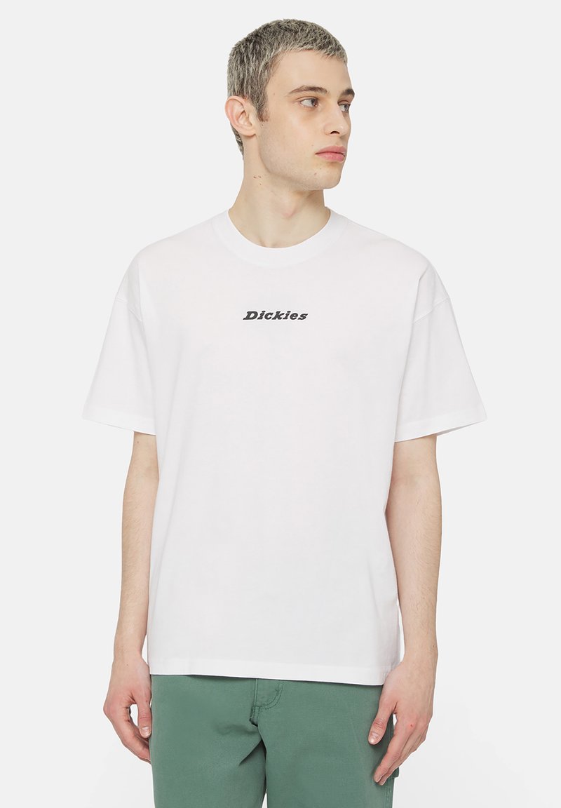 Hvit t-skjorte med korte ermer og rund hals, med en svart "Dickies"-logo trykket på midten. Laget av lett bomull.