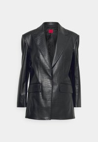 Blazer en cuir noir avec un motif texturé crocodile, fermeture à un bouton, revers crantés et deux poches devant. La doublure présente un imprimé logo.