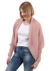 Cardigan de punto rosa claro con un patrón texturizado, de frente abierto, y puños acanalados, llevado sobre una camiseta blanca y unos jeans azules.