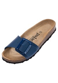 Blå glid sandal med en bred rem som har en fyrkantig spänne, korkfotbädd och texturerad gummisula. Märkesnamnet synligt på fotbädden.