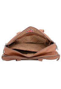 Bolso de cuero marrón claro con múltiples compartimentos, con una textura suave y costuras reforzadas. Incluye un diseño de la bandera británica en el interior.