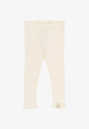 Biele pletené pančuchy s textúrovaným vzorom, s okrajom v tvare lastúry a malou nášivkou s iniciálkami na členku.