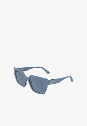 Vierkante zonnebril met een matblauw montuur, getinte glazen en een zilveren accent op de pootjes. Lichtgewicht en modern ontwerp.