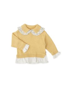 Jersey amarillo de punto con un cuello de flores, dobladillo rizado blanco y puños. Presenta detalles acanalados en el cuello y los puños.