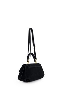 Sac à main en suede noir à la forme structurée, doté d'une poignée supérieure et d'une bandoulière détachable. Détails en métal doré.