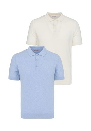 Dwie koszulki polo z krótkim rękawem, jedna jasno niebieska, druga kremowo-biała, obie z trzema guzikami i ściągaczami na rękawach, pokazane na białym tle.