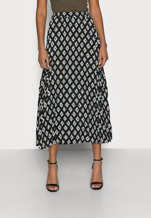 Maxi-jurk met een zwart, wit en teal ruitpatroon, geplooid ontwerp en een elastische tailleband. Gecombineerd met zwarte hakken met bandjes.