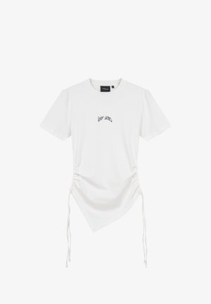 Balts kokvilnas T-krekls ar īsām piedurknēm, ar savilkuma detaļām sānos un noapaļotu apakšu, rotāts ar izšuvumu "mīlestības rētas".