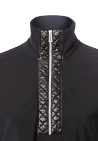 Schwarze Jacke mit hohem Kragen und zentralem silbernem Reißverschluss, umgeben von einer gesteppten schwarzen, glänzenden Stoffblende.