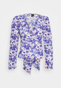 Blusa avvolgente floreale in tessuto bianco con motivi di fiori blu e viola. Presenta maniche lunghe a palloncino e scollatura a V. Dettaglio decorativo con fiocco sull'orlo.