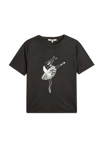 Sort t-shirt lavet af bomuld, med et hvidt grafik af en balletdanser. Designet inkluderer en tutu og balletstøvler, med korte ærmer.