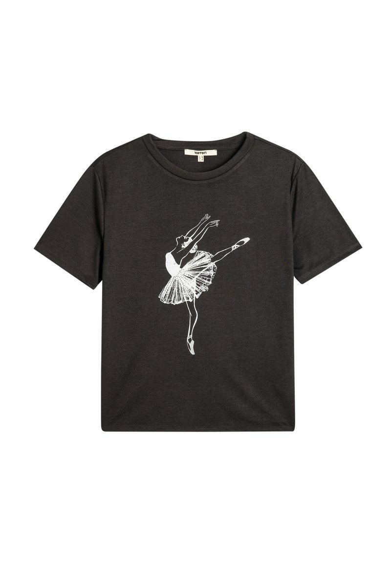 Sort t-shirt lavet af bomuld, med et hvidt grafik af en balletdanser. Designet inkluderer en tutu og balletstøvler, med korte ærmer.