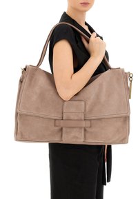 Grande borsa a tracolla in suede beige con un design piatto e strutturato e un ampio lembo. Presenta una sola tracolla e un dettaglio con chiusura.