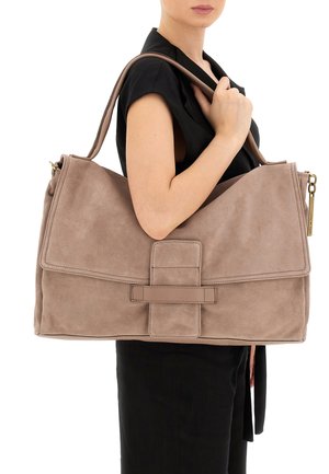 Grande borsa a tracolla in suede beige con un design piatto e strutturato e un ampio lembo. Presenta una sola tracolla e un dettaglio con chiusura.