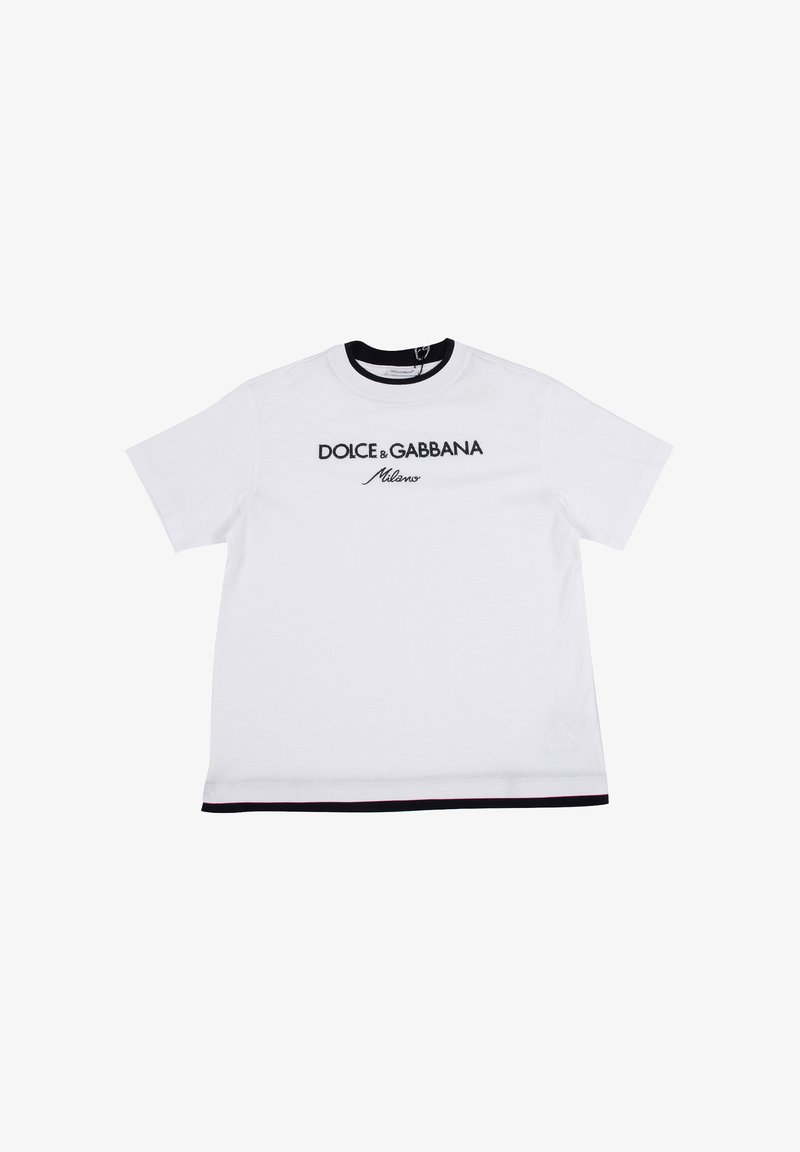T-shirt bianco in cotone con colletto a contrasto nero. Presenta loghi ricamati "DOLCE & GABBANA" e "Milano" sul davanti. Maniche corte.