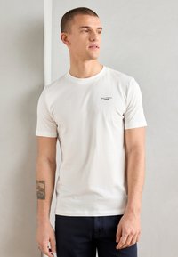 Witte korte mouwen t-shirt van zachte katoen, met een ronde halslijn en een klein "Marc O'Polo" logo op de linkerborst.