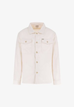 Kremowa kurtka na guziki z długimi rękawami, dwoma przednimi kieszeniami z patkami i guzikami oraz małą metalową metką marki na kieszeni na piersi.