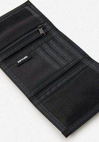 Cartera trifold negra de Rip Curl con bolsillo con cremallera, ranura transparente para identificación, ranuras para tarjetas y compartimentos de tela sobre un fondo blanco.