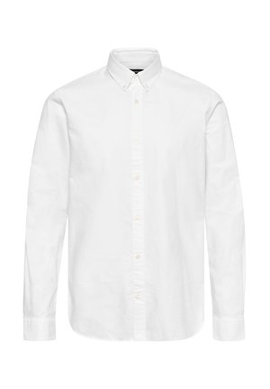 Biała koszula na długi rękaw z guzikami na całej długości i kołnierzykiem zapinanym na guziki, przedstawiona na jednolitym białym tle.