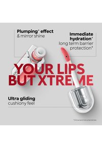 Gloss à lèvres avec applicateur mettant en valeur l'effet repulpant, la brillance miroir, l'hydratation immédiate, la protection longue durée de la barrière et une sensation ultra-glissante et moelleuse.