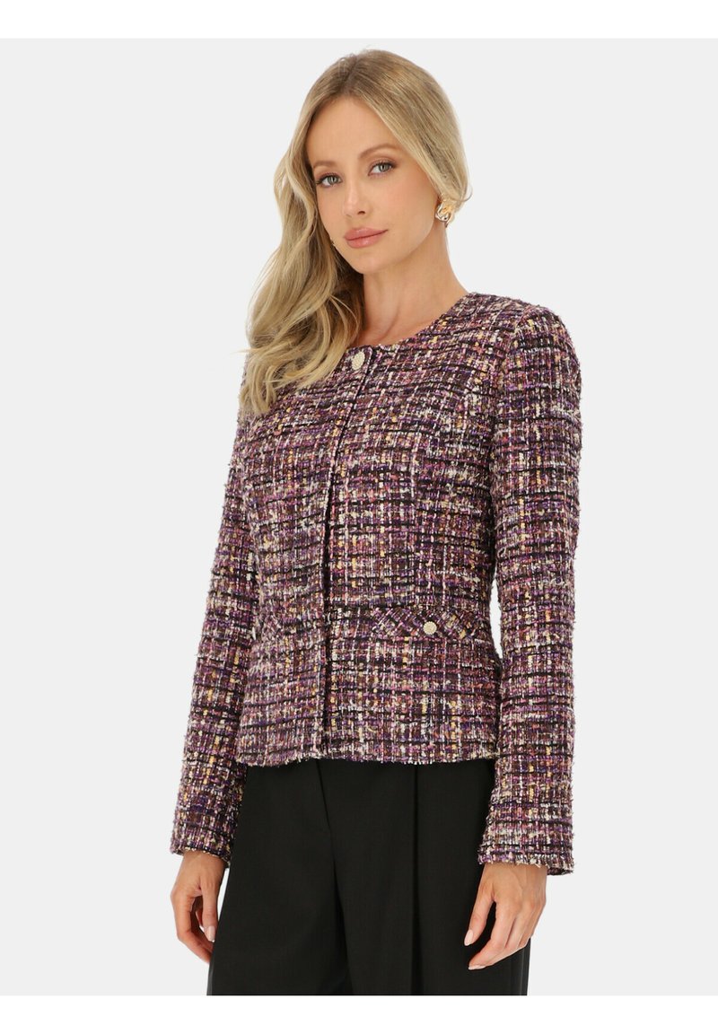 Tkany żakiet tweedowy w odcieniach purpury, różu i złota, z okrągłym dekoltem, długimi rękawami oraz dwiema przednimi kieszeniami z dekoracyjnymi guzikami.