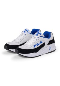 Zapatillas deportivas blancas y negras con acentos azules y el logo de Fila. Cuenta con un upper texturizado, cuello acolchado y una suela de goma gruesa.