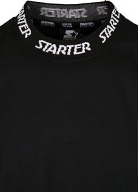 Melna t-kreklu ar īsām piedurknēm un teksturētu apkakli. "STARTER" logo baltā krāsā izšūts apkakles apvidū. Gluda, viegla auduma.