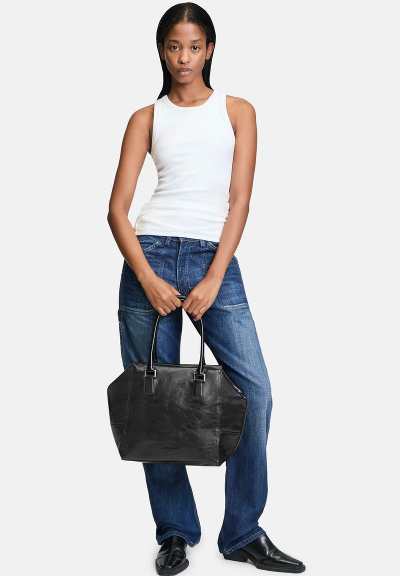 Sac fourre-tout en cuir noir avec une forme structurée et deux poignées robustes. Doté d'une texture lisse et d'un design minimaliste.