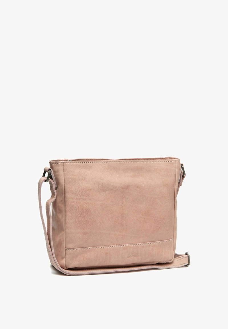 Hellrosa Leder-Crossbody-Tasche mit glatter Textur, rechteckiger Form, verstellbarem Tragegurt und einem oberen Reißverschluss. Minimalistisches Design.