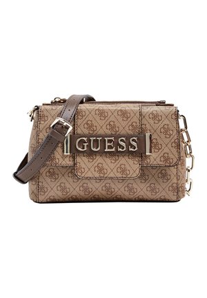 Bruine Guess crossbodytas met monogrampatroon, verstelbare band, voorklep en metalen logo plaatje.