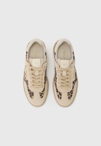 Sneakers beige con accenti in stampa leopardata, materiali in camoscio e lisci, punta rotonda, design classico con lacci e suola in gomma testurizzata.