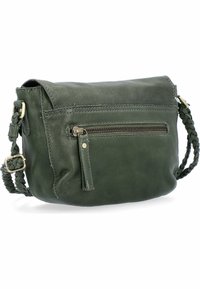 Tmavě zelená kožená kabelka přes rameno s pleteným popruhem, přední kapsou na zip a klopou, umístěná na bílém pozadí.