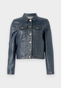 Mørkeblå denimjakke med en kort design, med sølvknapper, to brystlommer og synlige sømdetaljer. Glatt tekstur.