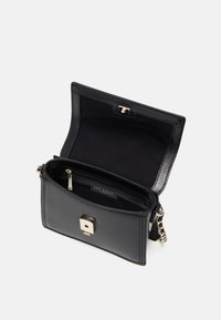 Czarna skórzana torebka na ramię z metalowym kwadratowym zapięciem, o strukturalnym kształcie i wewnętrznej kieszeni. Posiada łańcuszkowy pasek i gładką teksturę.