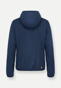 Lichtgewicht jas in marineblauw met capuchon, lange mouwen en een klein rond logo nabij de onderzoom, gezien van de achterkant.