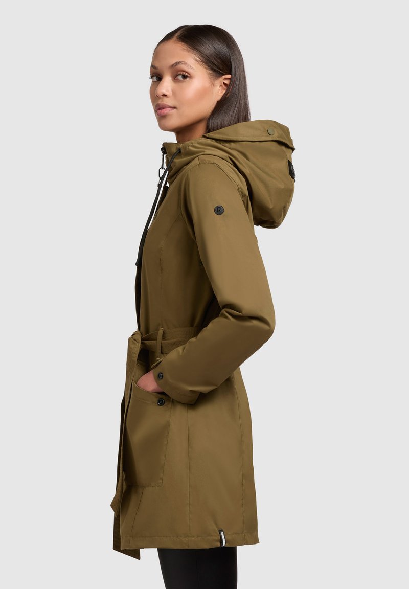 Olivegrüne, wasserdichte Jacke mit Kapuze, Gürtel und Taschen. Besitzt eine glatte Textur und schwarze Hardware-Akzente. Seitliche Ansicht dargestellt.