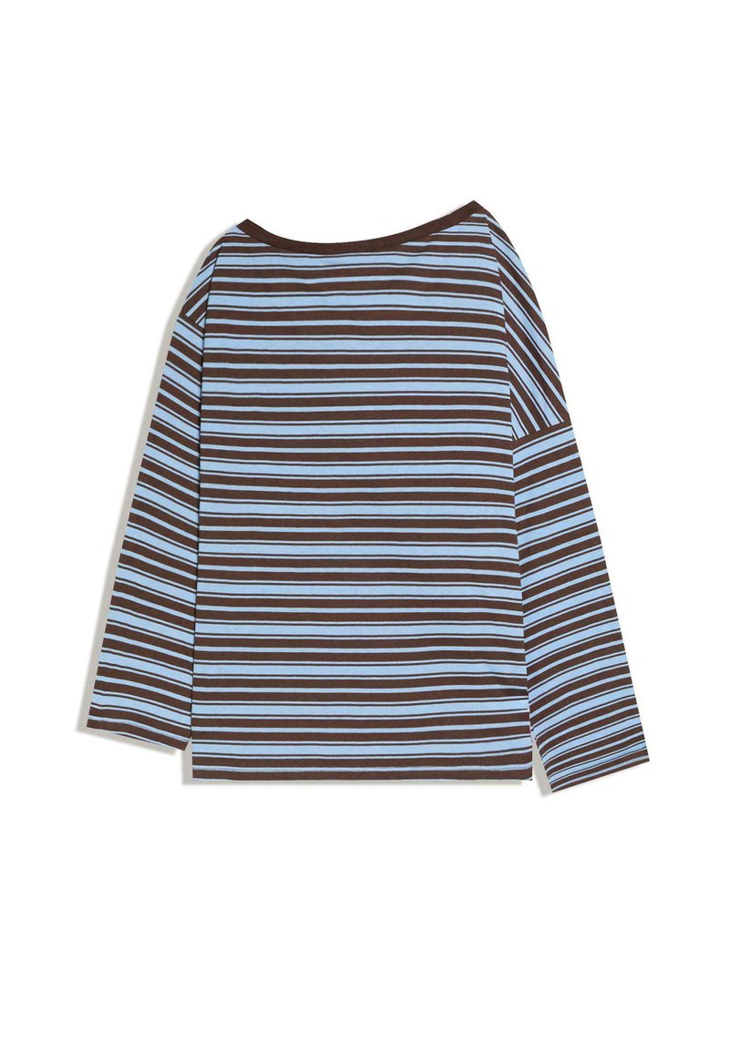 Chemise à manches longues avec des rayures horizontales marron et bleu clair, col large et coupe décontractée, présentée à plat sur un fond blanc.
