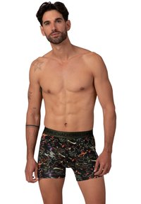 Férfi boxer alsónadrág színes álcázó mintával, fekete, zöld, piros és lila árnyalatokban, fekete elasztikus derékrésszel.