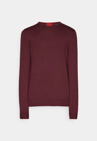Pull bordeaux à manches longues avec col rond, poignets et ourlet côtelés, avec un petit logo "HUGO" près de l'ourlet inférieur.