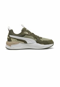 Grön sneaker med ett texturerat tygöverdrag, vita accenter och en klumpig, dämpad beige sula. Har snörningsdesign och dragflik.