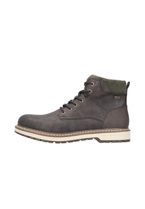 Bottine en cuir marron avec un bout arrondi, un revers en textile vert, des lacets marron et une semelle en caoutchouc blanche contrastante avec un motif de traction.