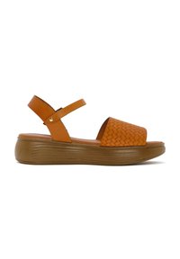 Sandalo in pelle intrecciata marrone con una larga fascia anteriore, cinturino posteriore regolabile e suola spessa e scanalata.