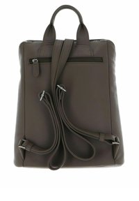 Sac à dos en cuir marron avec surface texturée, poignée supérieure, bretelles ajustables, poche zippée à l'avant et coutures renforcées.