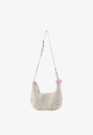 Lichtgrijze leren handtas met een afgeronde vorm, voorzien van stikdetails en een afneembare roze smiley bedel met een muntgroene kwast.