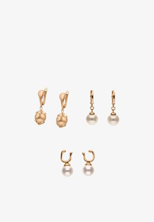 Trzy pary kolczyków wiszących z złota i pereł: u góry po lewej z złotymi kwiatowymi nakładkami, u góry po prawej proste koła, na dole klipsy-koła z pojedynczymi perłami.