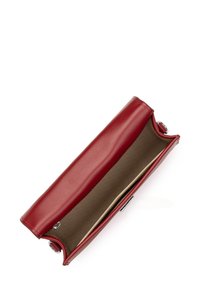 Borsa a pochette rossa in pelle con interni in tessuto beige e chiusura in argento, mostrata aperta su uno sfondo bianco.