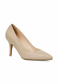 Décolleté in pelle beige con punta affusolata, texture liscia, tacco di 3 pollici e cuciture minime che accentuano il design elegante della scarpa.