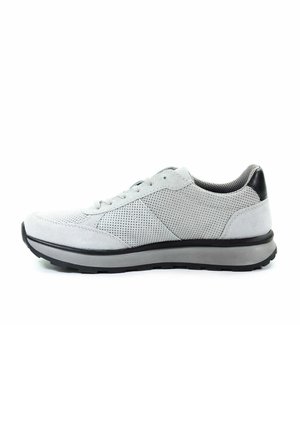 - Sneakersy niskie