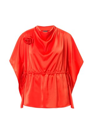Rote Satinbluse mit einem drapierten Ausschnitt, seitlichem Kordelzug und einer Blumenakzentuierung an der linken Schulter. Locker sitzende und kurzärmelige Ausführung.