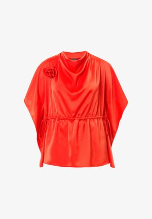 Rode satijnen blouse met een gedrapeerde halslijn, zijstrik met trekkoord en een bloemaccent op de linkerschouder. Losvallend en met korte mouwen.